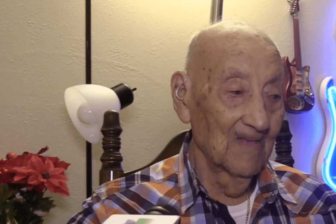 “Es una cosa que uno no puede creer… que un hijo corra a su papá de su casa y lo avienta para afuera como un animalito”.