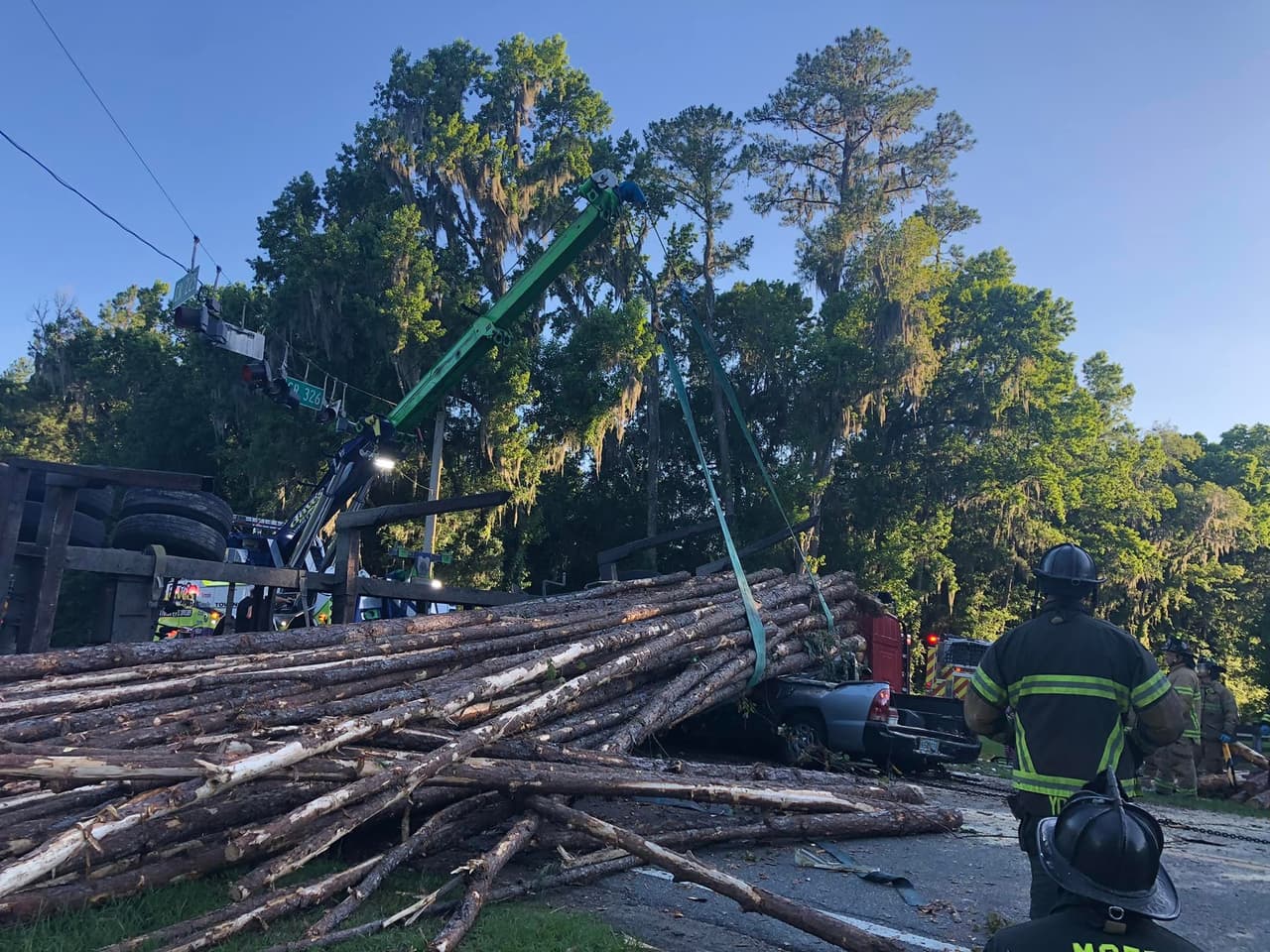 La víctima fue trasladada a un hospital local con alerta de trauma, según los bomberos.