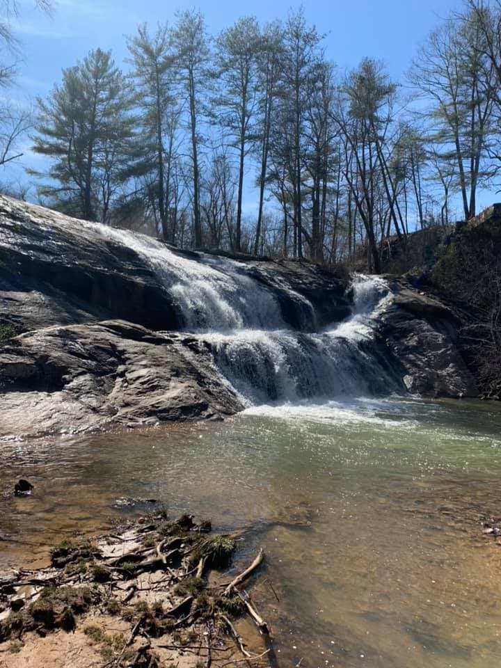<b><a href="https://www.discoverburkecounty.com/all-attractions/mcgalliard-falls-park/">McGaillard Falls Park</a></b>: Justo al este de Morganton, en Valdese, hay un parque de la ciudad con una cascada como atracción principal. McGaillard Falls es perfecto para disfrutar de un viaje en el agua, si visitas un día lo suficientemente cálido en la primavera.