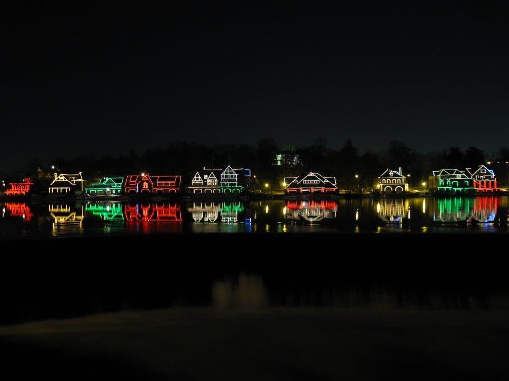 El Boathouse Row de Filadelfia está decorado con luces navideñas. La ciudad realizó una celebración virtual antes de tocar el interruptor para encender la exhibición festiva.
<br>