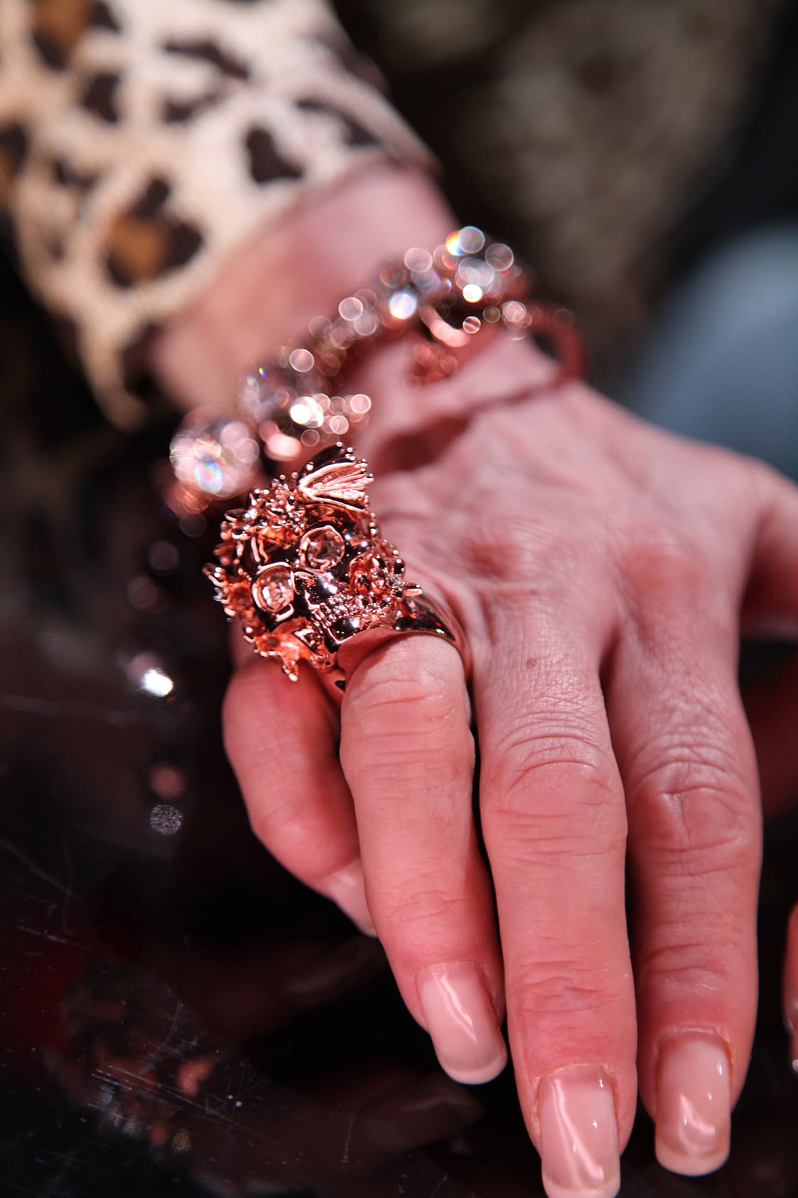 La noche del domingo, también le pedimos a Verónica que presumiera sus joyas. Aquí advertimos su lado más rudo, pues el anillo que portaba tenía diseño de calavera de Alexander McQueen, modelo que le recomendó su hijo Michel Castro.