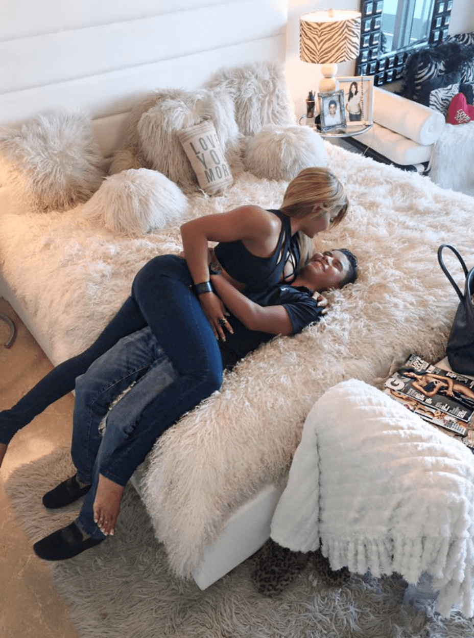 La boricua fue criticada en el pasado por tomarse una foto junto a su hijo en la cama.