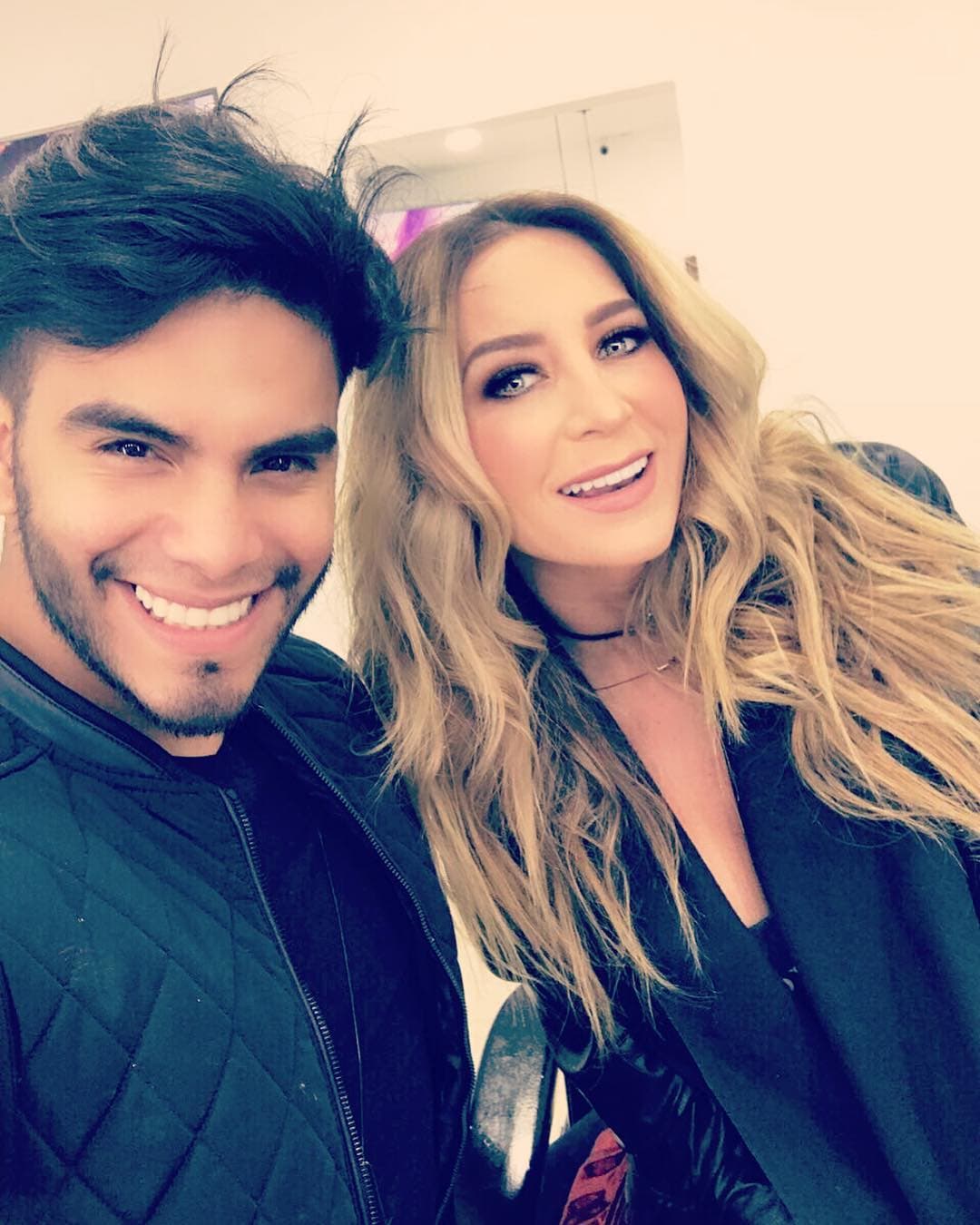 “No ha mostrado totalmente cómo ha quedado su look, porque está un poco indispuesta, pero el color es versátil, si se lo peina con el fleco al rostro se ve rubia, si se lo recoge se ve más obscuro, sin dejar de ser rubia”.