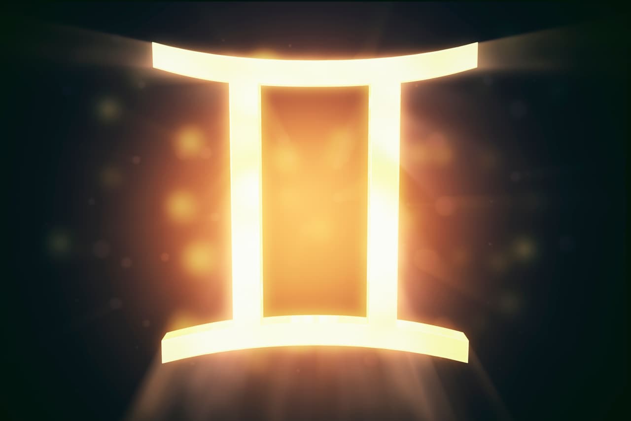 <b>Géminis en octubre. Mercurio directo atrae buenas vibraciones a tu horóscopo</b>
<br>Mercurio, tu planeta regente, estará directo todo el mes entre los signos de Libra, y Escorpión, este último será desde el 17. Los únicos planetas que estarán retrógrados son Urano y Neptuno. Este paisaje astral te vuelve muy activo y diligente, geminiano. En estos días tendrás muchísimo trabajo que realizar así que aprovecha tu tiempo de manera racional, levántate más temprano y agiliza todo lo que debes hacer para que no te sorprenda el fin de año con una carga extra difícil de solucionar pues cuando menos te das cuenta ya tienes encima esas fechas.