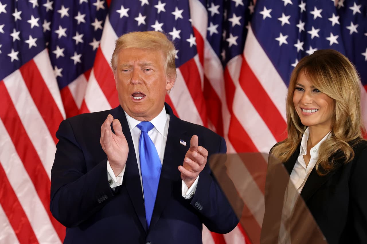 El presidente estadounidense Donald Trump y la primera dama Melania Trump escuchan un mensaje público del vicepresidente Mike Pence durante la madrugada del 4 de noviembre del 2020 en la Casa Blanca.