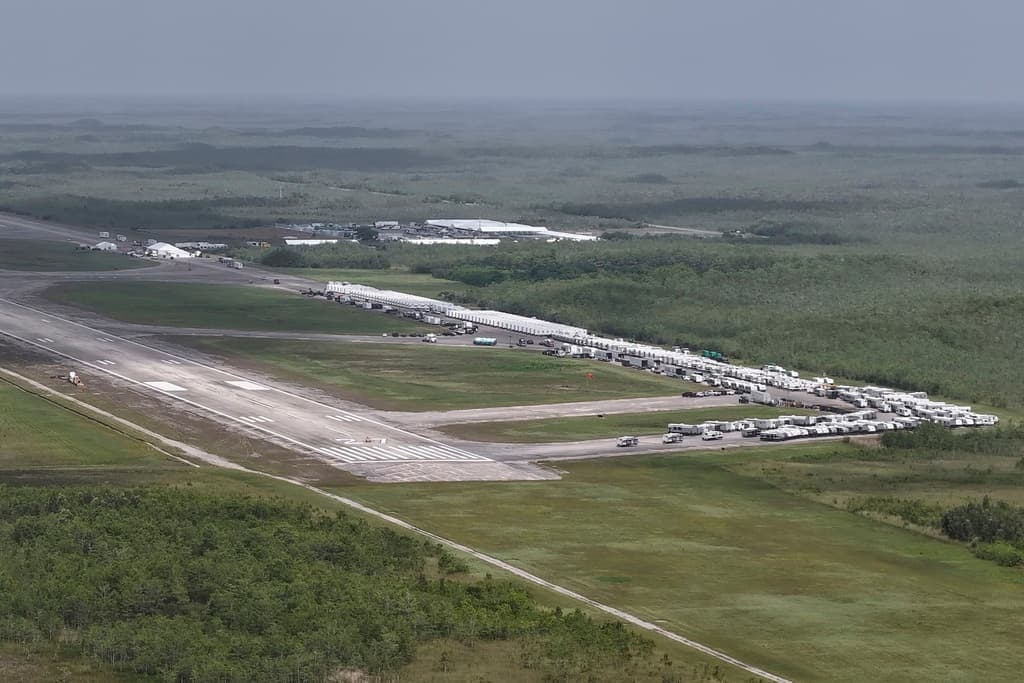 Imagen aérea que muestra la construcción del centro de detención de inmigrantes en ese lugar, que fuera una pista aérea.