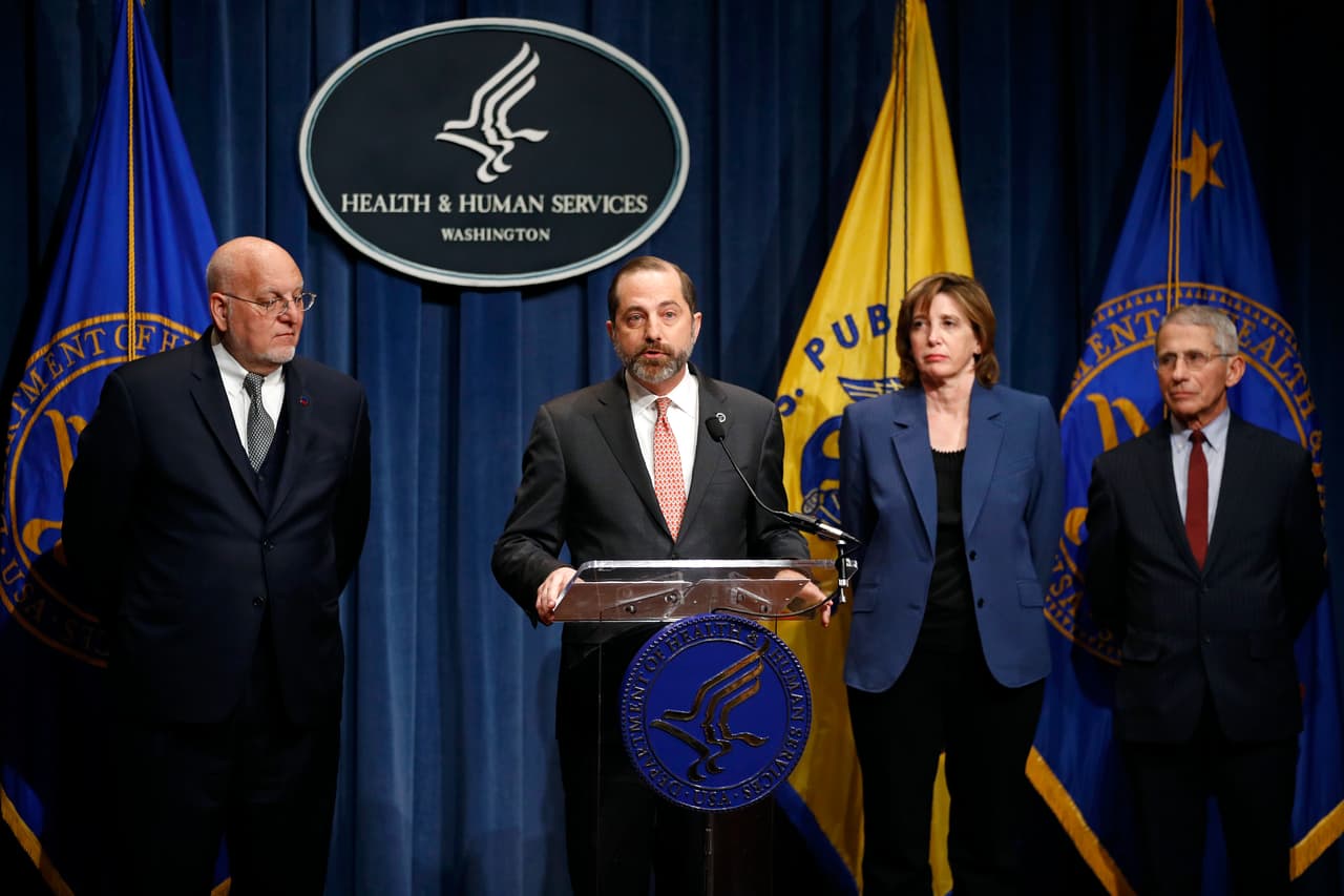 El secretario de Salud y Servicios Humanos, Alex Azar, habla en rueda de prensa acompañado por el director de Prevención de los CDC, Robert Redfield (izquierda), y su directora de Inmunización, Nancy Messonnier; así como el director del Instituto Nacional de Alergias y Enfermedades Infecciosas, Anthony Fauci.
