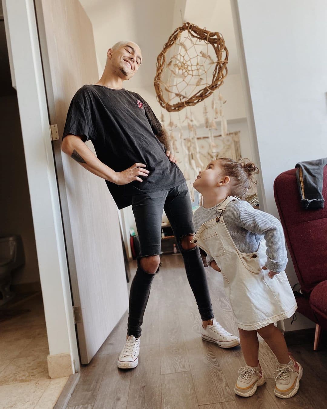 "A veces me quedo sin comer yo para que ella sí tenga comida en su casa. Estoy pagando la escuela, estoy pagando esto y lo otro. Ella está todo el día encerrada en su casa”, declaró Mayer Mori el 29 de enero, en entrevista con el programa 'Sale el sol'.