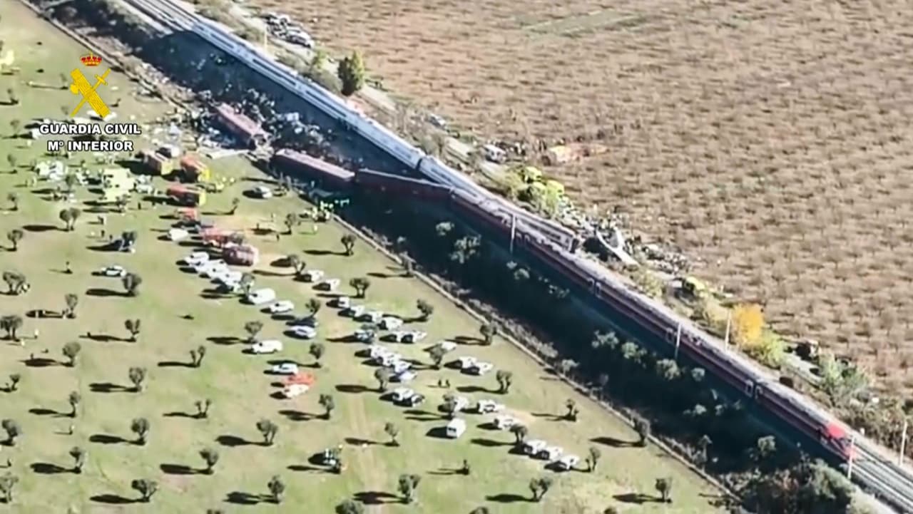 Esta captura de pantalla de un vídeo facilitado por la Guardia Civil muestra una vista aérea de los vagones y los servicios de emergencia en el lugar de la colisión entre dos trenes en Urda, España, el miércoles 28 de octubre de 2026.