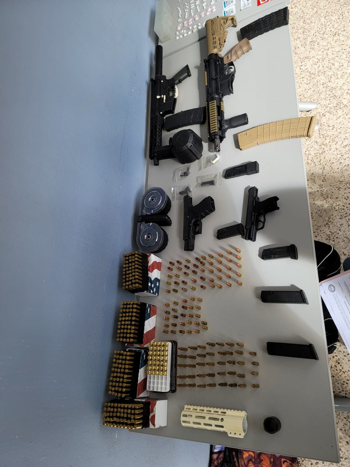 En el apartamento 99 del EdificIo 11 ocuparon dos rifles- calibre .556 y 223, una pistola SIG sauer – calibre .9 milímetros,
<br>una pistola “Glock” – 9 milímetros,cinco cargadores – 9 milímetros, cinco cargadores- calibre .223, 72 municiones - calibre .9 milímetros y 35 municiones calibre -40.
<br>