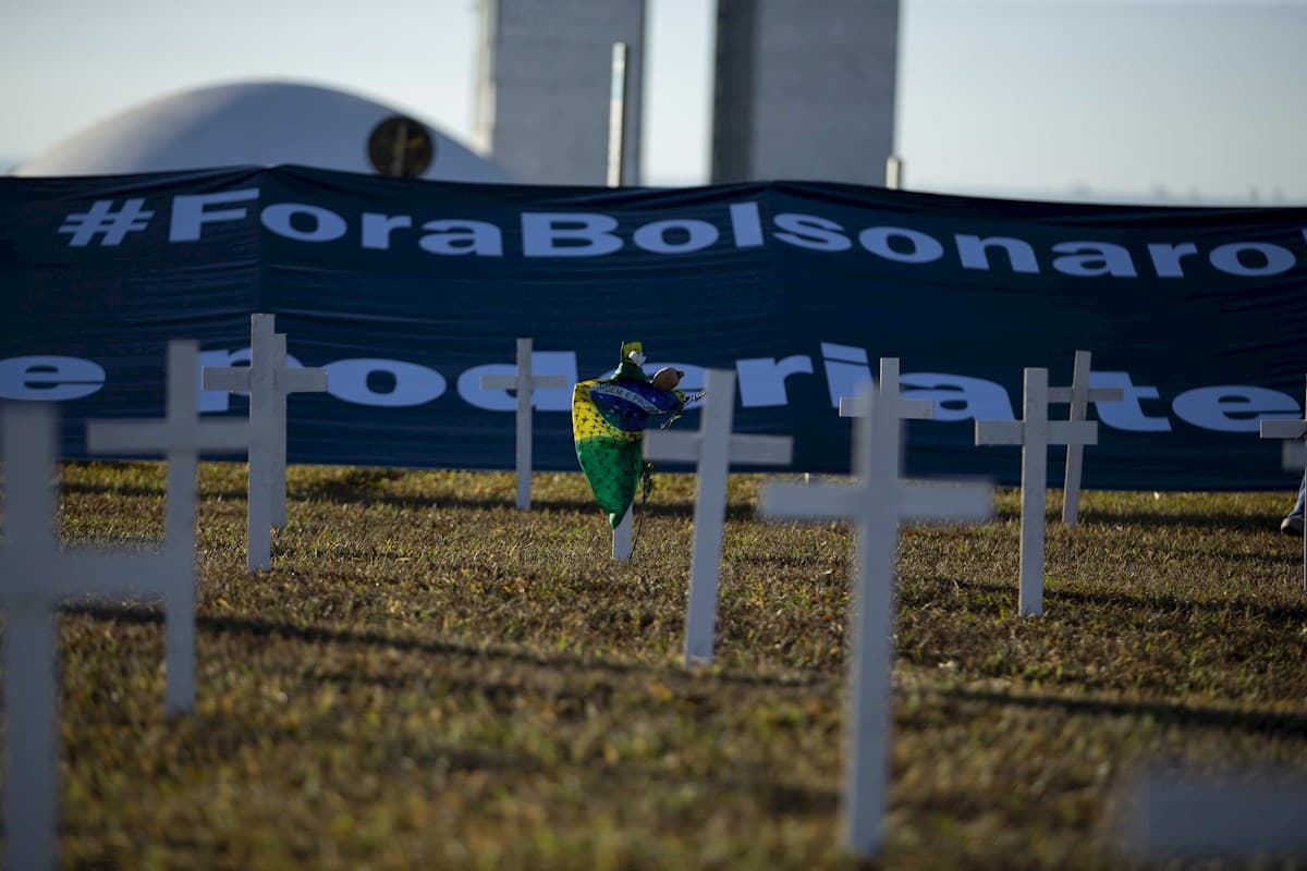 Otros pequeños actos convocados por las redes sociales con el hashtag #StopBolsonaroMundial, en los que se pidió la renuncia del jefe de Estado y se criticó su política negacionistas frente a la pandemia, se registraron este domingo en algunas ciudades de Brasil y en el exterior, principalmente en Europa.