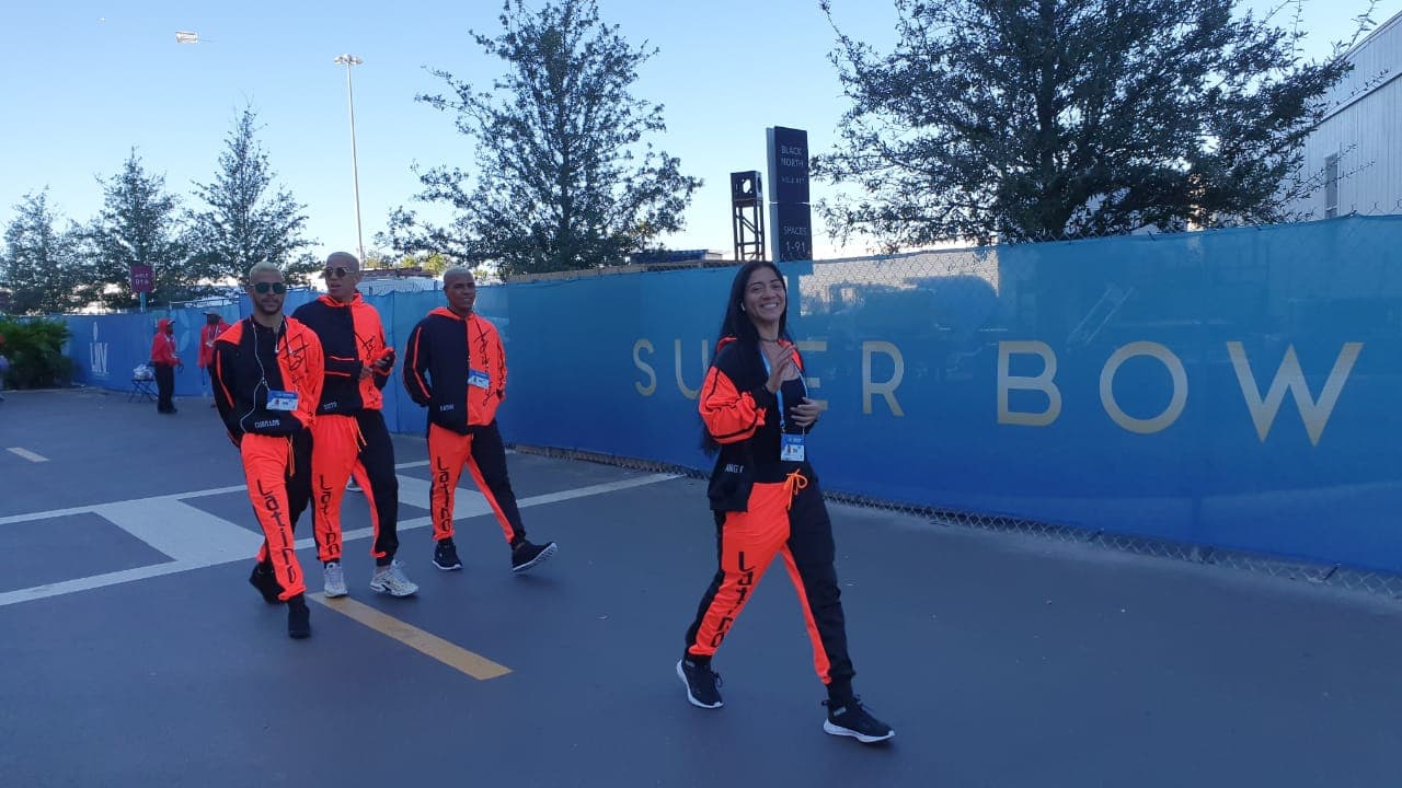Así se vive el color en el Hard Rock Stadium de Florida previo al partido entre San Francisco 49ers y Kansas City Chiefs.