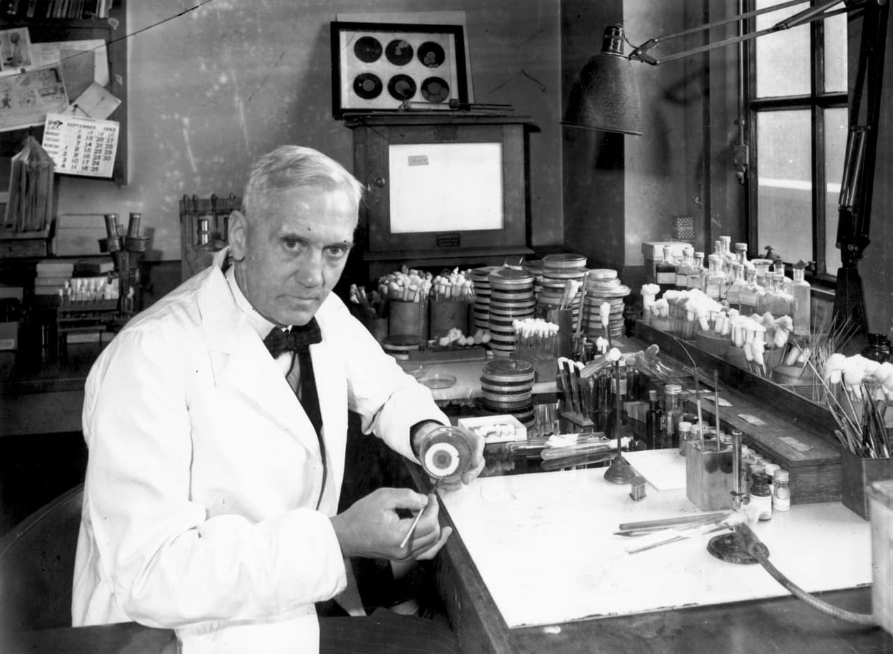 Varios científicos habían intentado combatir las bacterias, pero fue Alexander Fleming (en la foto) quien descubrió accidentalmente la penicilina en 1928. Mientras que casi el 20% de los soldados que contrajeron neumonía bacteriana murieron en la Primera Guerra Mundial, con la penicilina ese número se redujo a solo el 1 por ciento durante la Segunda Guerra Mundial.