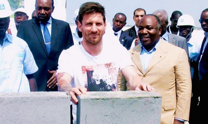 Messi coloca la primera piedra de un estadio como parte de una promesa