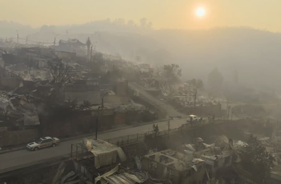 El presidente Gabriel Boric reporta al menos 18 muertos por incendios forestales en el sur de Chile: "ese número va a aumentar"