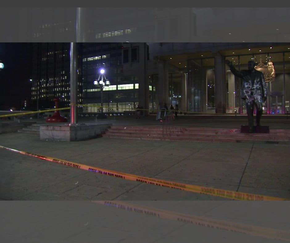 En el 2017, un hombre fue arrestado por pintar la estatua del ex alcalde.