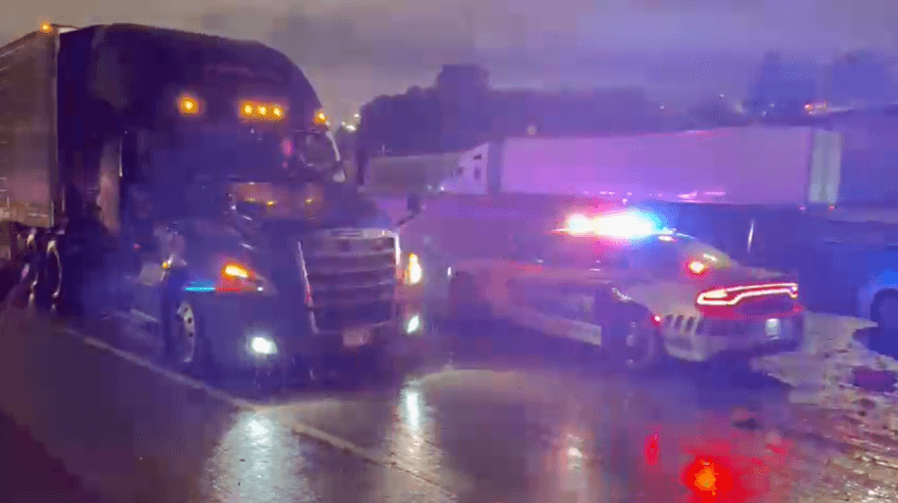 Se han reportado deslizamientos y accidentes en diferentes vías de Dallas.