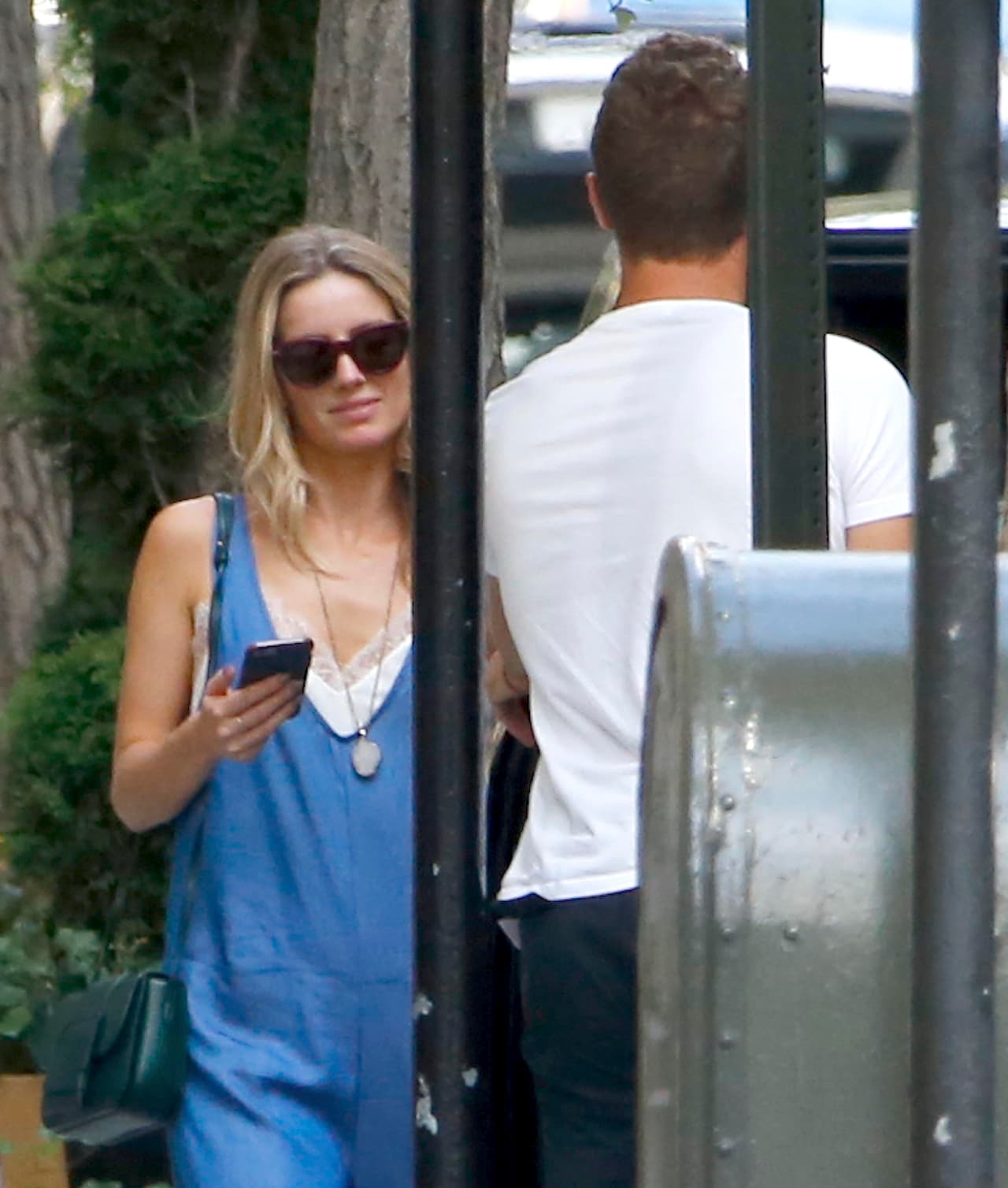 Es Chris Martin, quien olvida a Jennifer Lawrence con la actriz Annabelle Wallis (de la cinta de horror 'Anabelle').