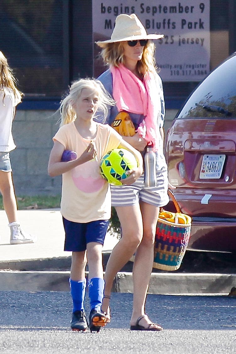 Julia Roberts llevó a su hija a jugar soccer.