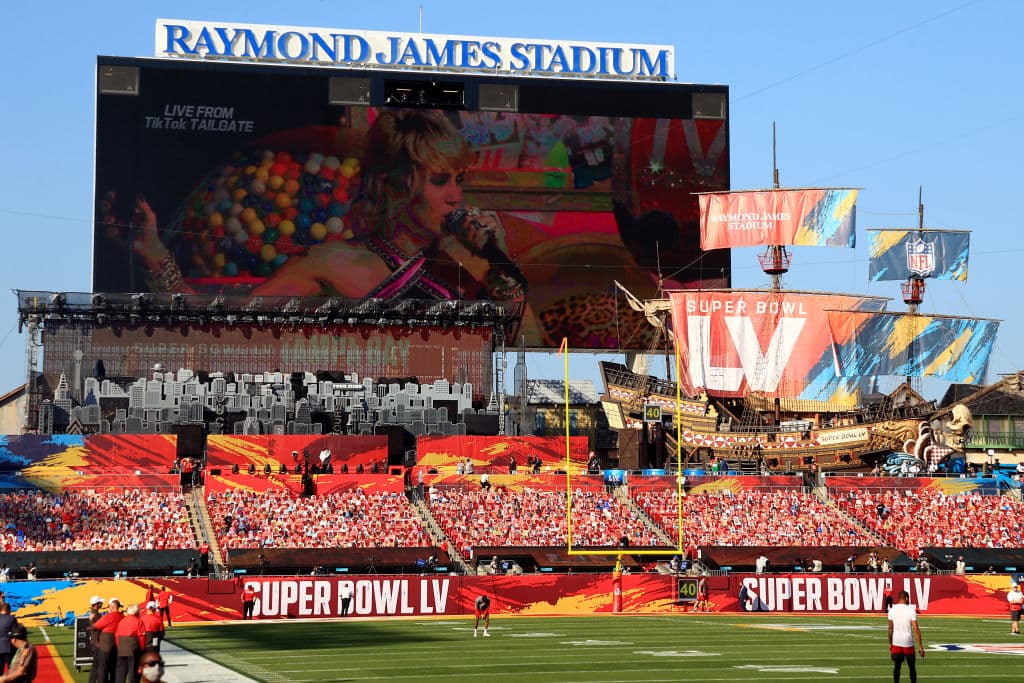 Durante la pandemia, se llevará a cabo el Super Bowl LV y, con las medidas necesarias, fanáticos se dan cita en el Raymond James Stadium para ser testigos del encuentro entre Kansas City Chiefs y el equipo local, Tampa Bay Buccaneers en la lucha por el trofeo Vince Lombardi.