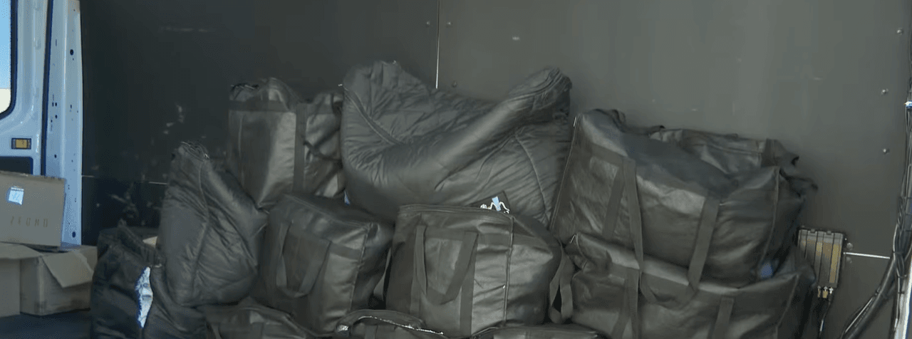 <b>La entrega de alimentos incluye pavos y guarniciones típicas del Día de Acción de Gracias.</b>