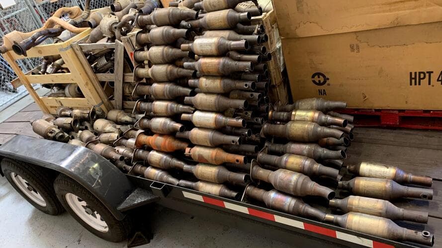 <h2 class="cms-H2-H2">1- Venta de convertidores catalíticos</h2>
<br>
<br>El robo de convertidores catalíticos ha sido un gran problema para millones de conductores en California.
<br>
<br>Las leyes SB 1087 y AB 1740 regulan la venta de los convertidores catalíticos, estableciendo
<b>qué personas podrán venderlos </b>en los centros de reciclaje en California.
<br>
<br>Además, obligará a los centros de reciclaje que lleven un registro del año, marca, modelo y
<b>copia del título de propiedad</b> del vehículo del que se extrajo el convertidor catalítico.