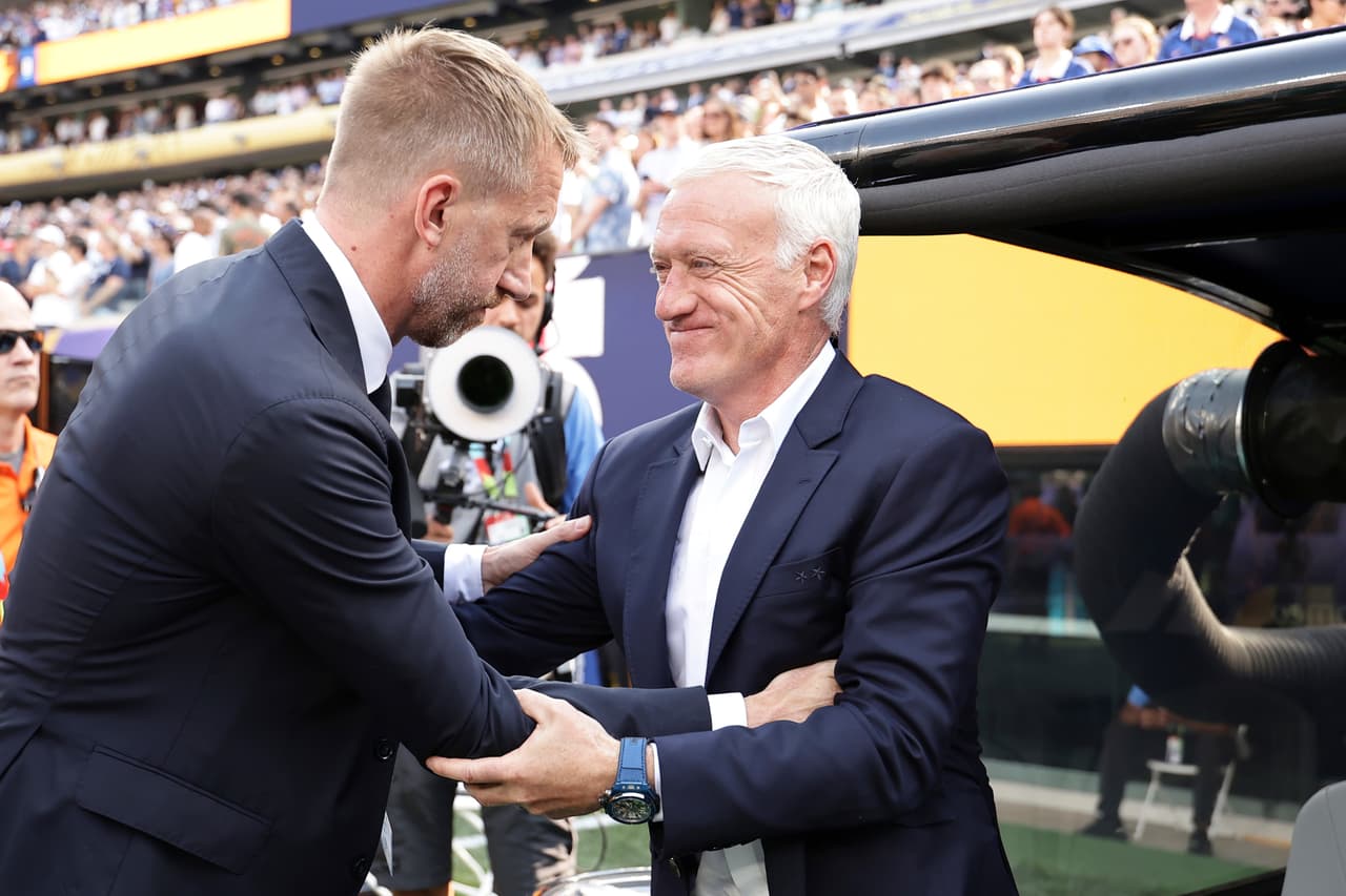 El entrenador de Suecia, Graham Potter (izquierda), saluda al entrenador de Francia, Didier Deschamps (derecha), antes del inicio del partido de dieciseisavos de final de la Copa del Mundo entre Francia y Suecia en East Rutherford, Nueva Jersey, cerca de Nueva York, el martes 30 de junio de 2026.