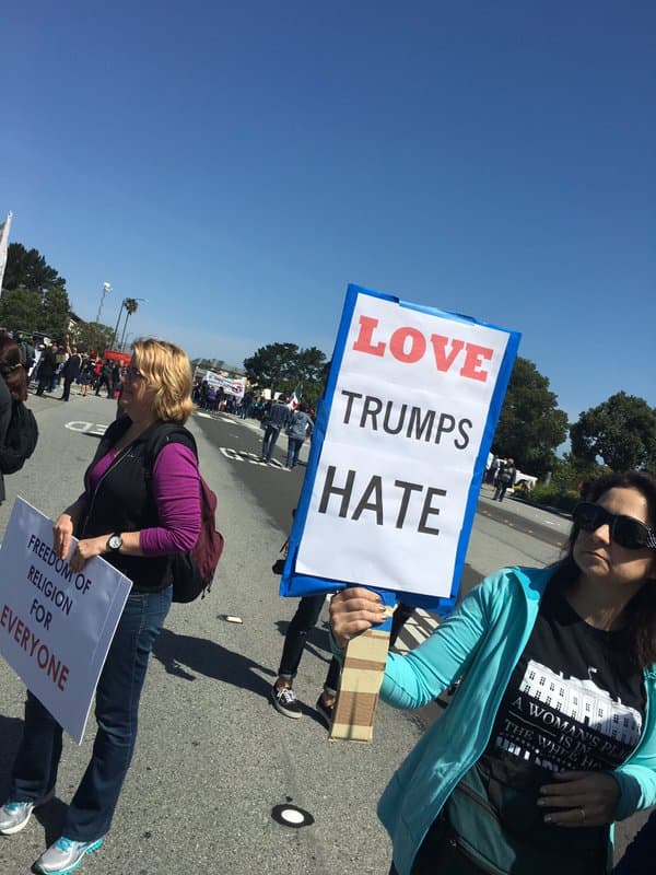 Cientos de personas se congregaron afuera del hotel en el que el precandidato republicano dará un discurso como parte de su participación en la convención republicana en California.