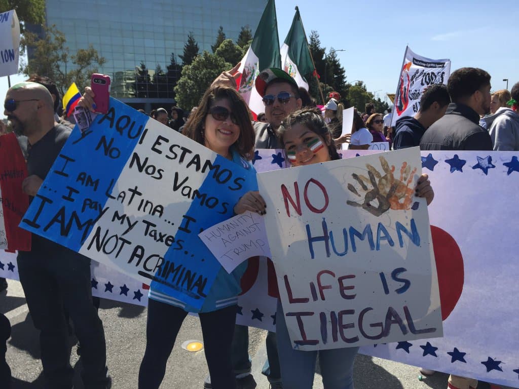 Cientos de personas se congregaron afuera del hotel en el que el precandidato republicano dará un discurso como parte de su participación en la convención republicana en California.