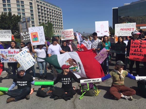 Cientos de personas se congregaron afuera del hotel en el que el precandidato republicano dará un discurso como parte de su participación en la convención republicana en California.