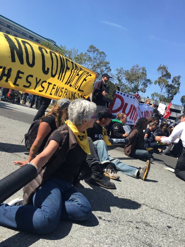 Cientos de personas se congregaron afuera del hotel en el que el precandidato republicano dará un discurso como parte de su participación en la convención republicana en California.