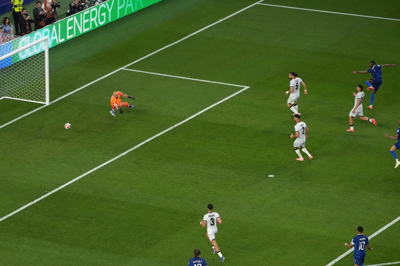 El francés Ousmane Dembélé (derecha) marca el tercer gol de su equipo durante el partido de fútbol del Grupo I de la Copa del Mundo entre Francia e Irak en Filadelfia, el lunes 22 de junio de 2026.