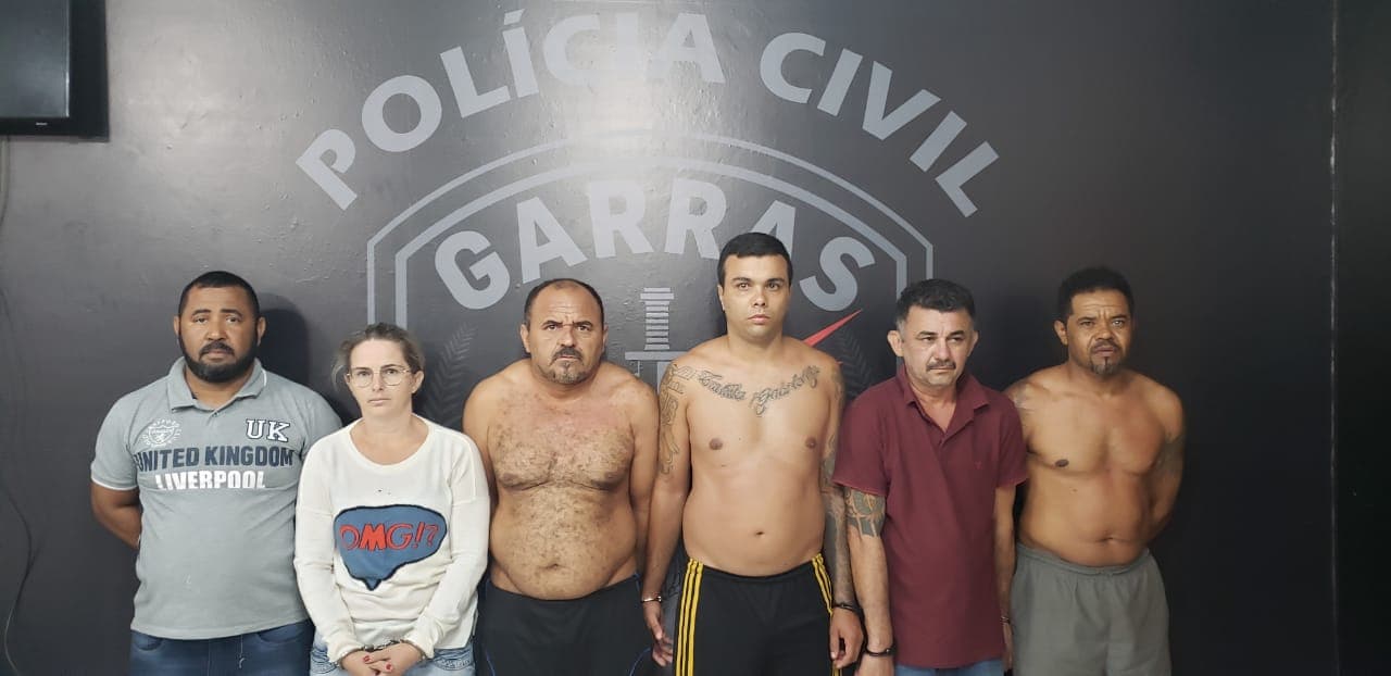 La Policía de Brasil descubrió un túnel de unos 60 metros
<b>construido con el objetivo de atracar una sucursal bancaria</b> en la ciudad de Campo Grande, capital del estado de Mato Grosso do Sul, al centro-oeste del país, informaron este domingo fuentes oficiales. El hallazgo se produjo en la madrugada de este domingo durante una operación policial en la que
<b>murieron dos sospechosos y otros siete fueron detenidos,</b> según confirmaron fuentes de la Policía Civil de Mato Grosso do Sul.