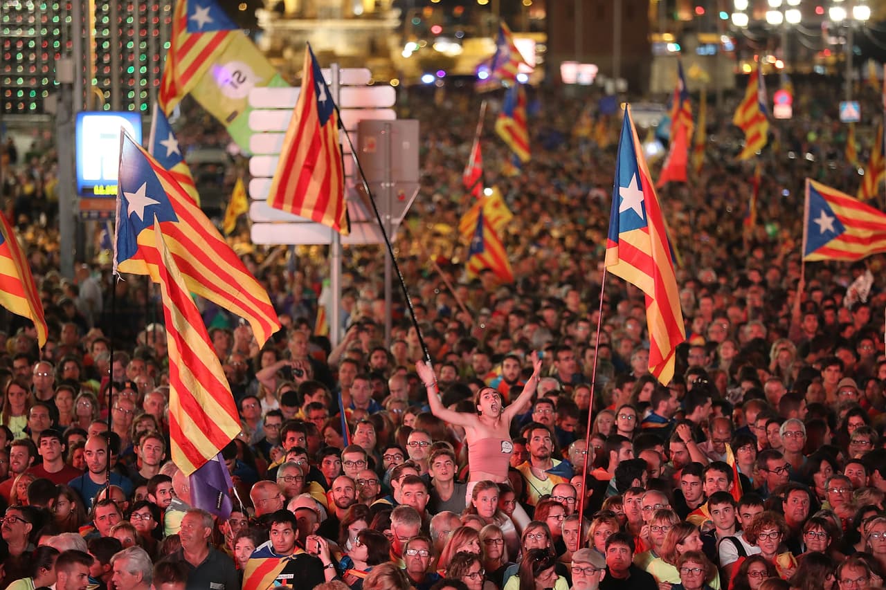 Una multitud en el cierre de la campaña por el referéndum en Barcelona.