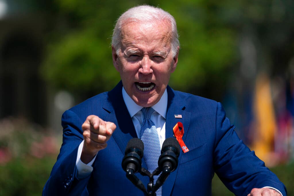 Biden: "Vivimos en un país inundado por armas de guerra"