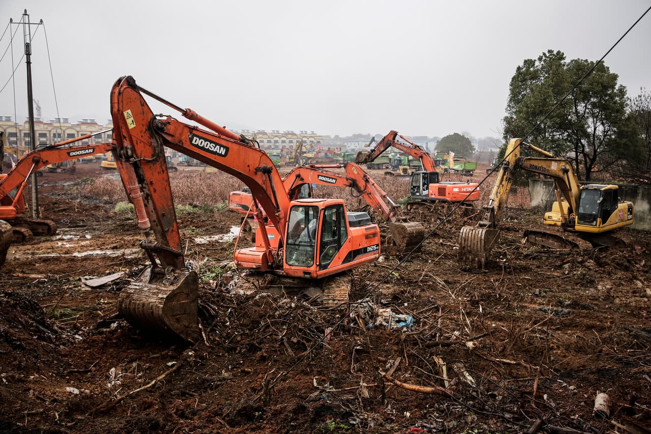 Por lo menos ocho hospitales de Wuhan emitieron solicitudes a la gente para la donación de mascarillas, gafas protectoras y otro material médico de protección, de acuerdo con los noticiarios en internet.