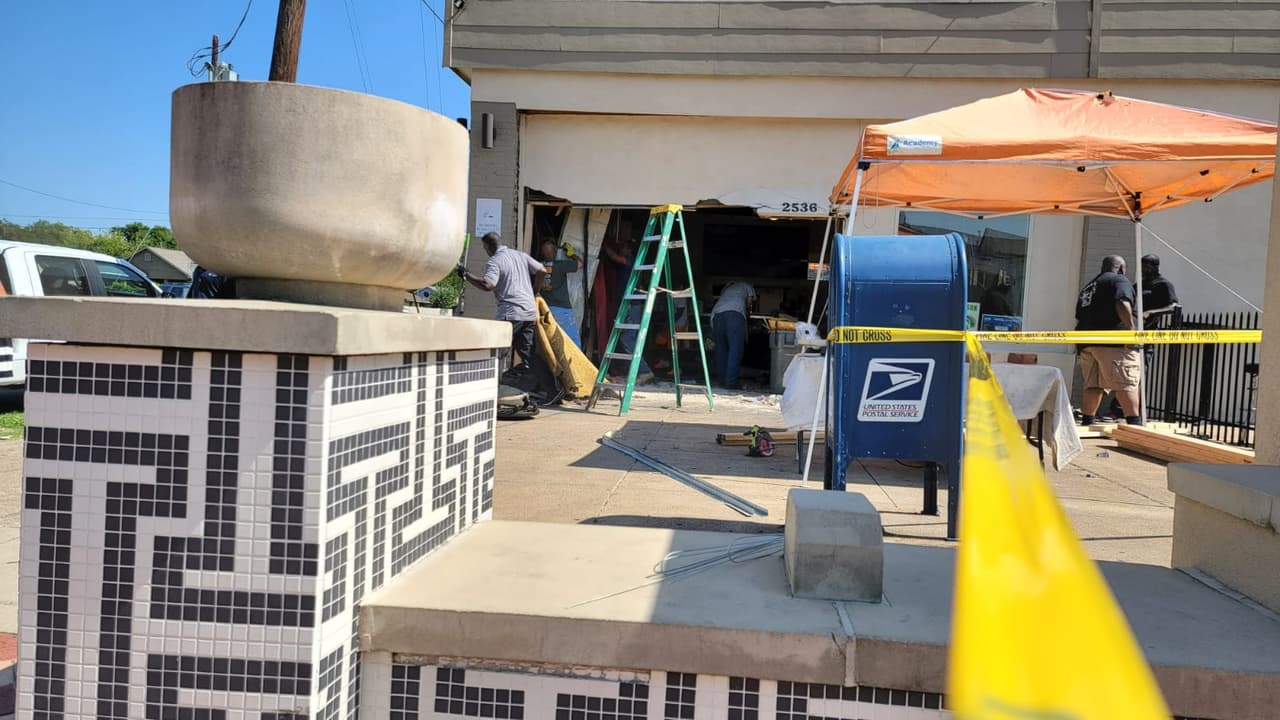 Un vehículo se impactó contra la pizzeria “Blackjack pizza” ubicada en el bloque 2500 del Bulevard Martin Luther King Jr. y Atlanta Street, en Dallas.
<br>