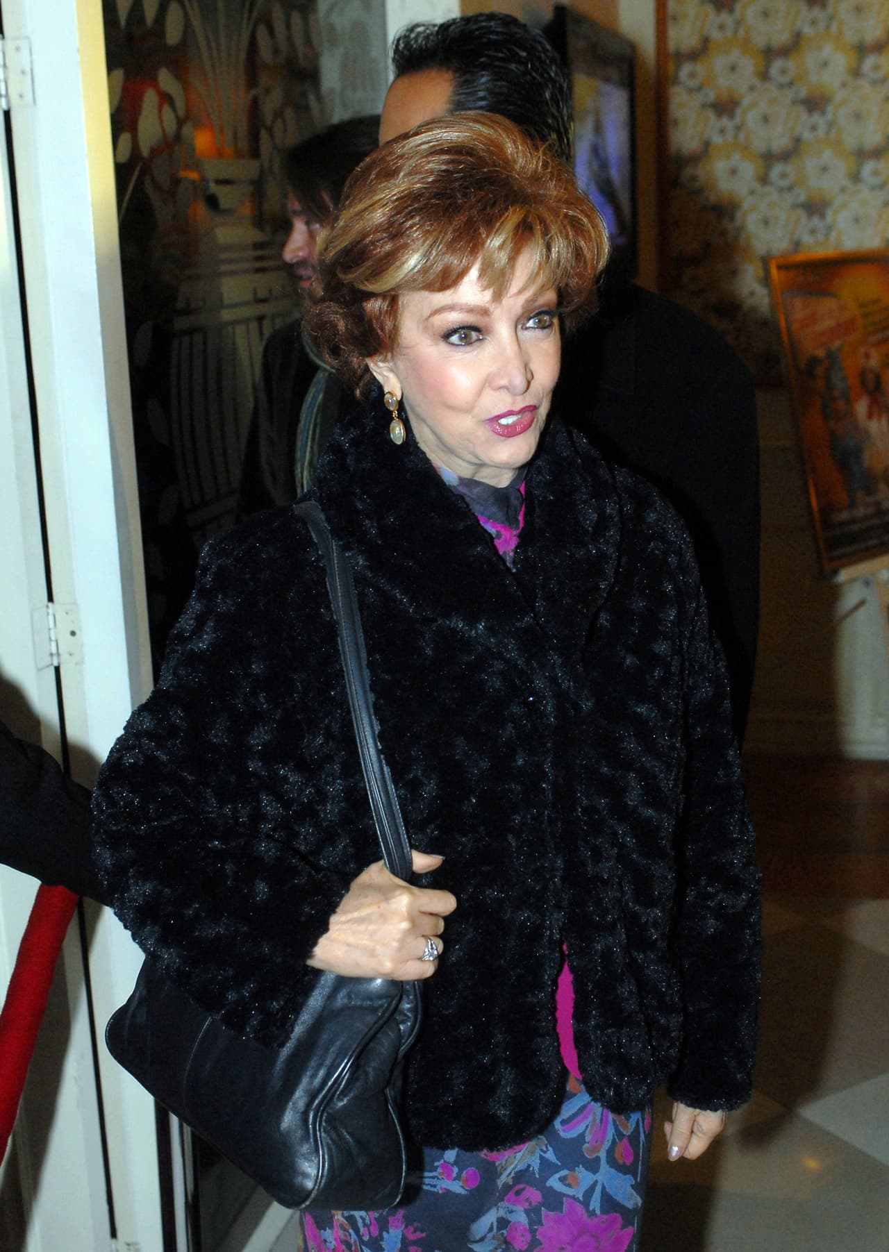 El deseo de su hija se cumplió. Pero los hechos no quedaron ahí. La actriz de
<b><a href="https://www.univisionnow.com/video/destilando-amor-captulo-2" target="_blank">Destilando Amor</a></b> indagó acerca de la identidad de la niña y
<b> </b>"sobornó" a alguien para que le proporcionara los datos.
<br>