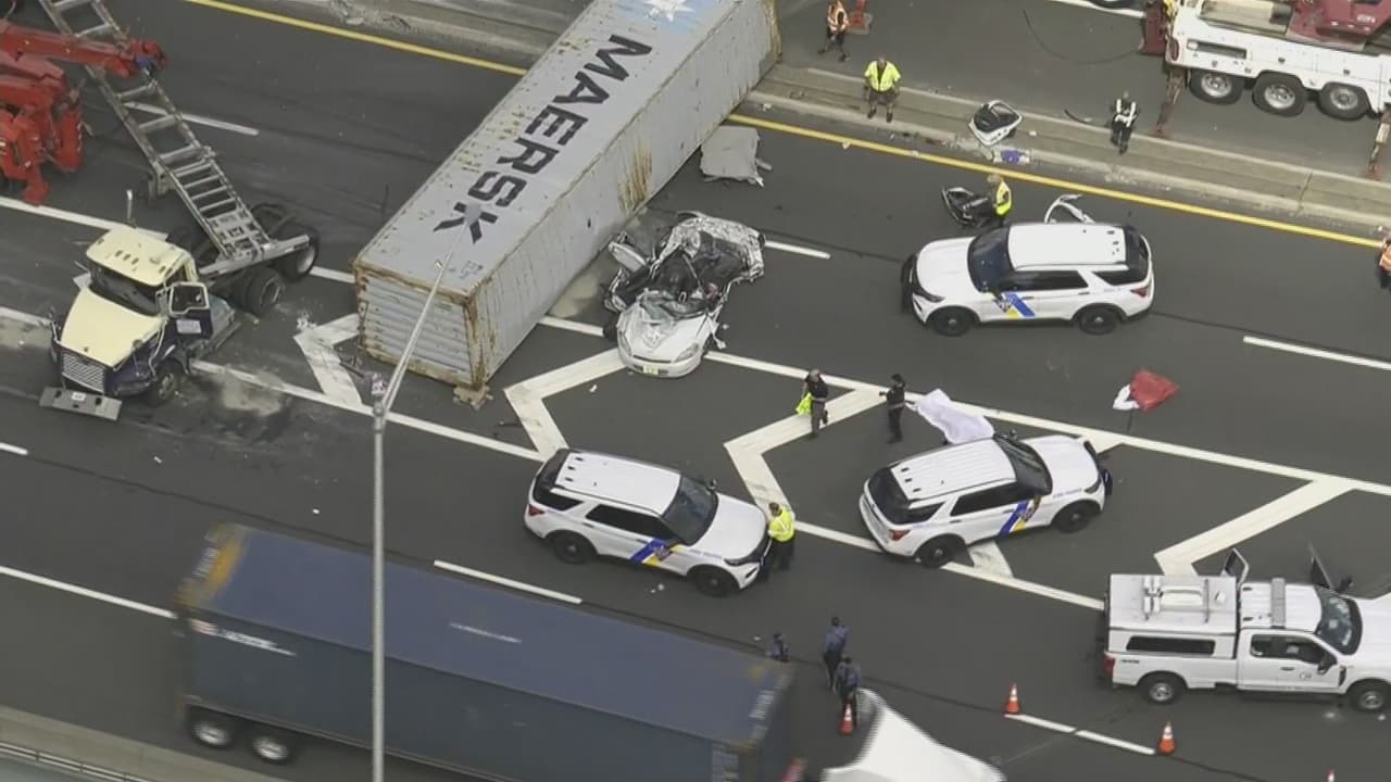 Camión se vuelca y aplasta un auto en la I-78 de Newark; reportan un muerto y tres heridos