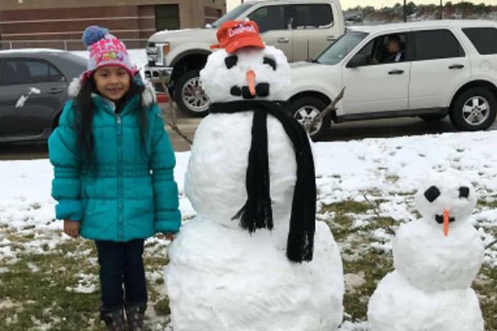 Muchos aprovecharon el raro evento para tomarse fotos, jugar con la nieve y construir el tradicional muñeco navideño.