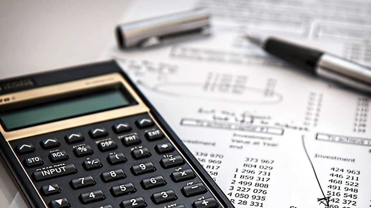 <b>Apoyarse con un proveedor autorizado</b>
<br>La cuarta opción para acelerar tu declaración es pedir ayuda a un preparador de impuestos autorizado en declaración electrónica.
<br>Los profesionales autorizados por el IRS están calificados para preparar, transmitir y procesar declaraciones presentadas electrónicamente.
<br>
<a href="https://www.irs.gov/e-file-providers/authorized-irs-e-file-provider-locator-service-for-tax-professionals" target="_blank">En este enlace</a> puedes encontrar un profesional autorizado.