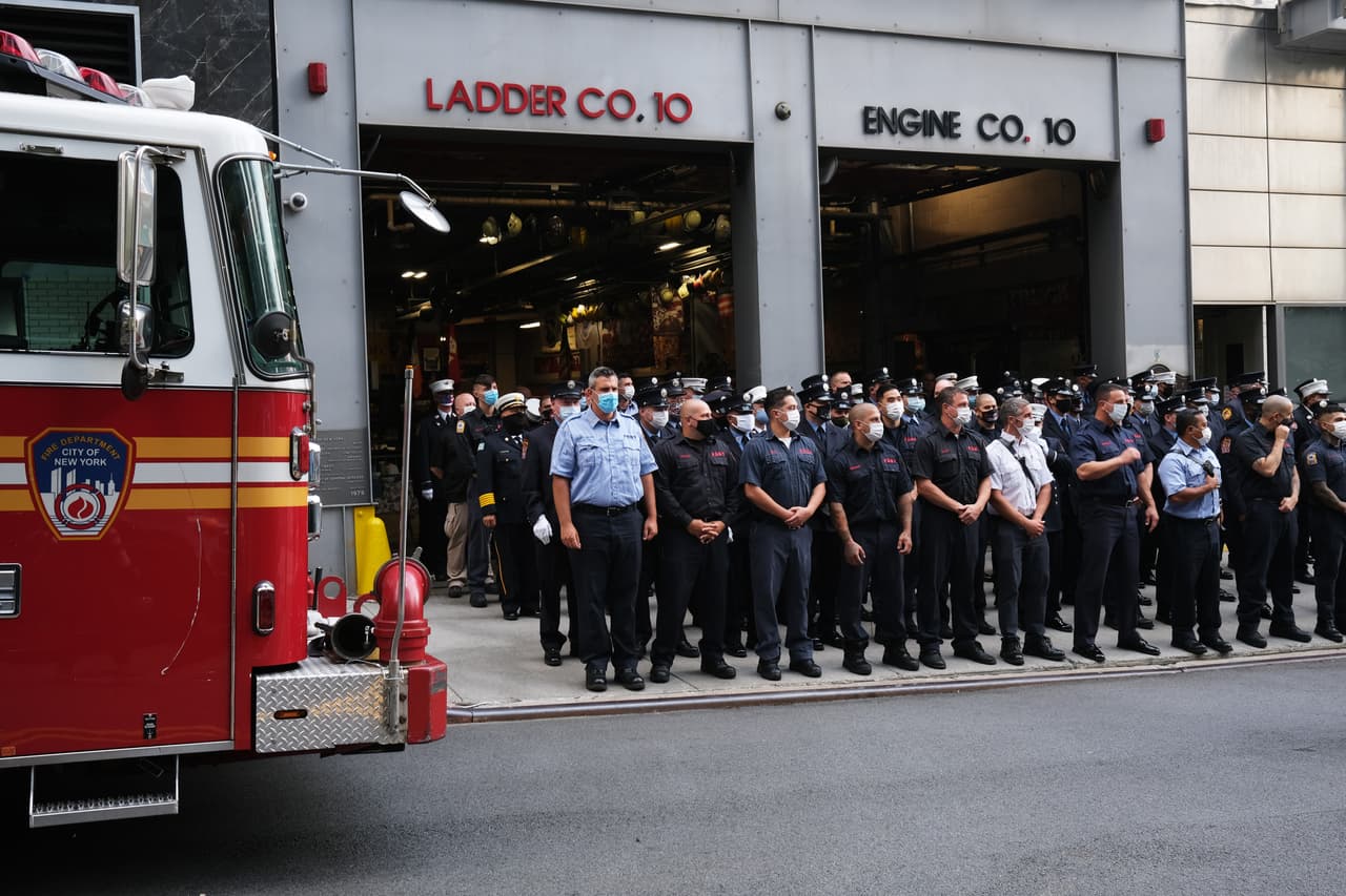 Los bomberos de la estación cercana al World Trade Center, donde se estrellaron los aviones, salieron a la calle para guardar un momento de silencio para honrar a sus compañeros fallecidos en la tragedia.
<br>