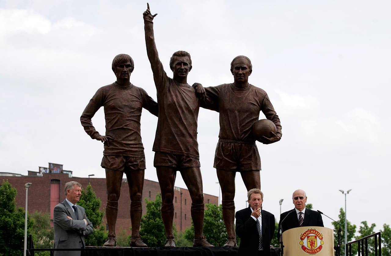 George Best, Dennis Law y Bobby Charlton o mejor conocidos como la ‘sagrada trinidad’, fueron homenajeados por el Manchester United de igual forma con una estatua celebrando gol.