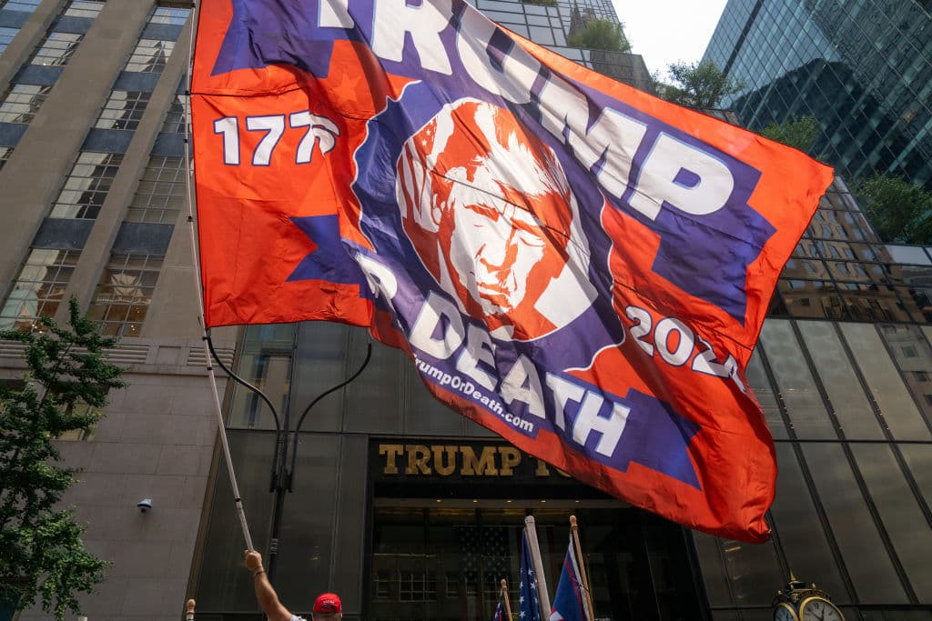 "Trump o muerte" leía esta enorme bandera que uno de los seguidores del político y empresario mantuvo mostrando este domingo en la mañana
<b><a href="https://www.univision.com/local/philadelphia-wuvp/noticias/politica/portero-callo-historia-sobre-supuesto-hijo-ilegitimo-trump" target="_blank">frente al Trump Tower, o la torre Trump</a></b>. Aunque tiene una residencia en ese edificio, el expresidente no se encontraba ahí para ver la demostración.