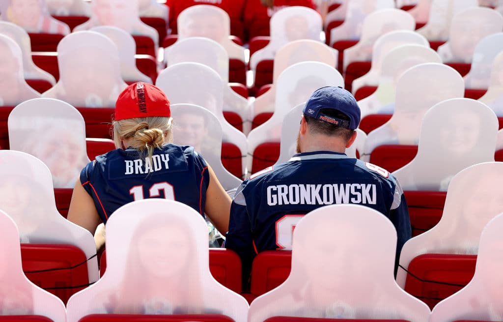 Durante la pandemia, se llevará a cabo el Super Bowl LV y, con las medidas necesarias, fanáticos se dan cita en el Raymond James Stadium para ser testigos del encuentro entre Kansas City Chiefs y el equipo local, Tampa Bay Buccaneers en la lucha por el trofeo Vince Lombardi.