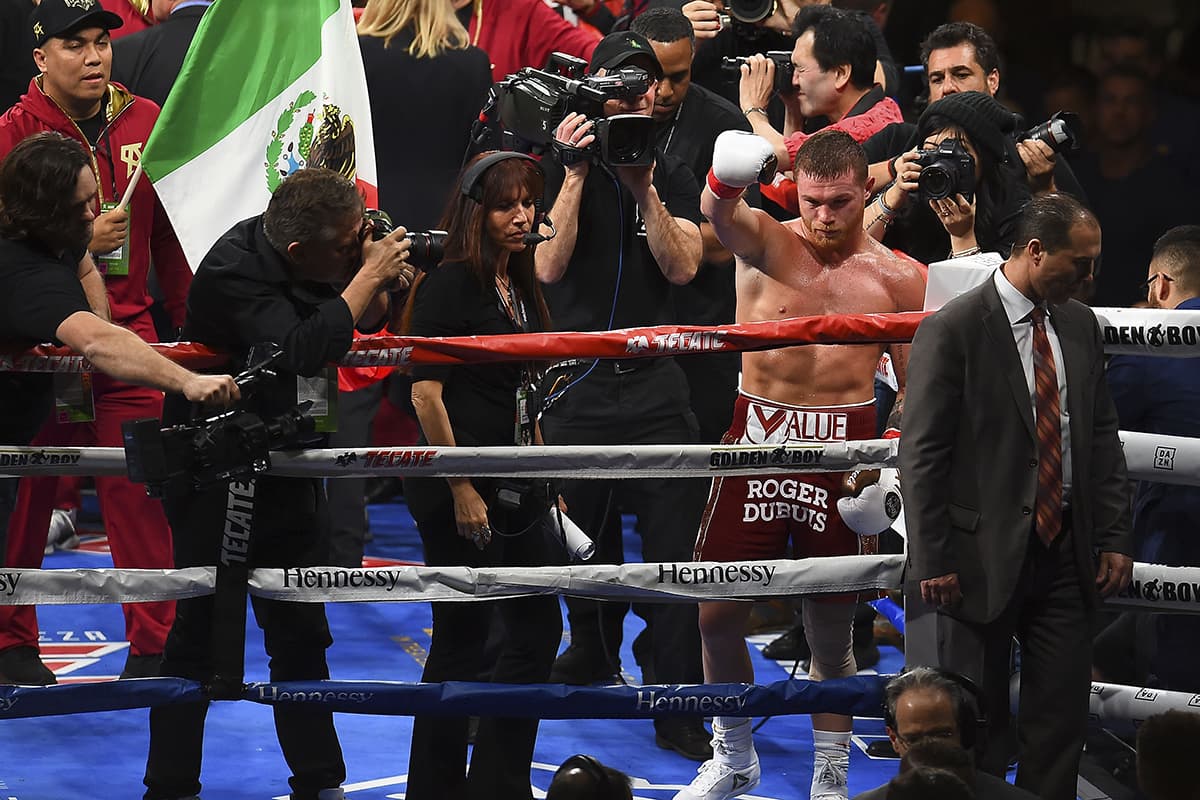 'Canelo' Álvarez respondió al favoritismo y ganó sin despeinarse a su rival de turno, el británico Rocky Fielding.