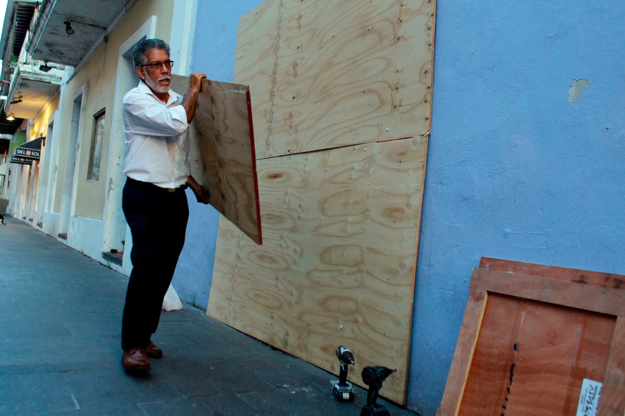 Dos semanas después del azote de Irma, la escena se repite en todo Puerto Rico mientras los ciudadanos se abastecen y toman medidas para proteger sus propiedades antes de la llegada del violento huracán María.