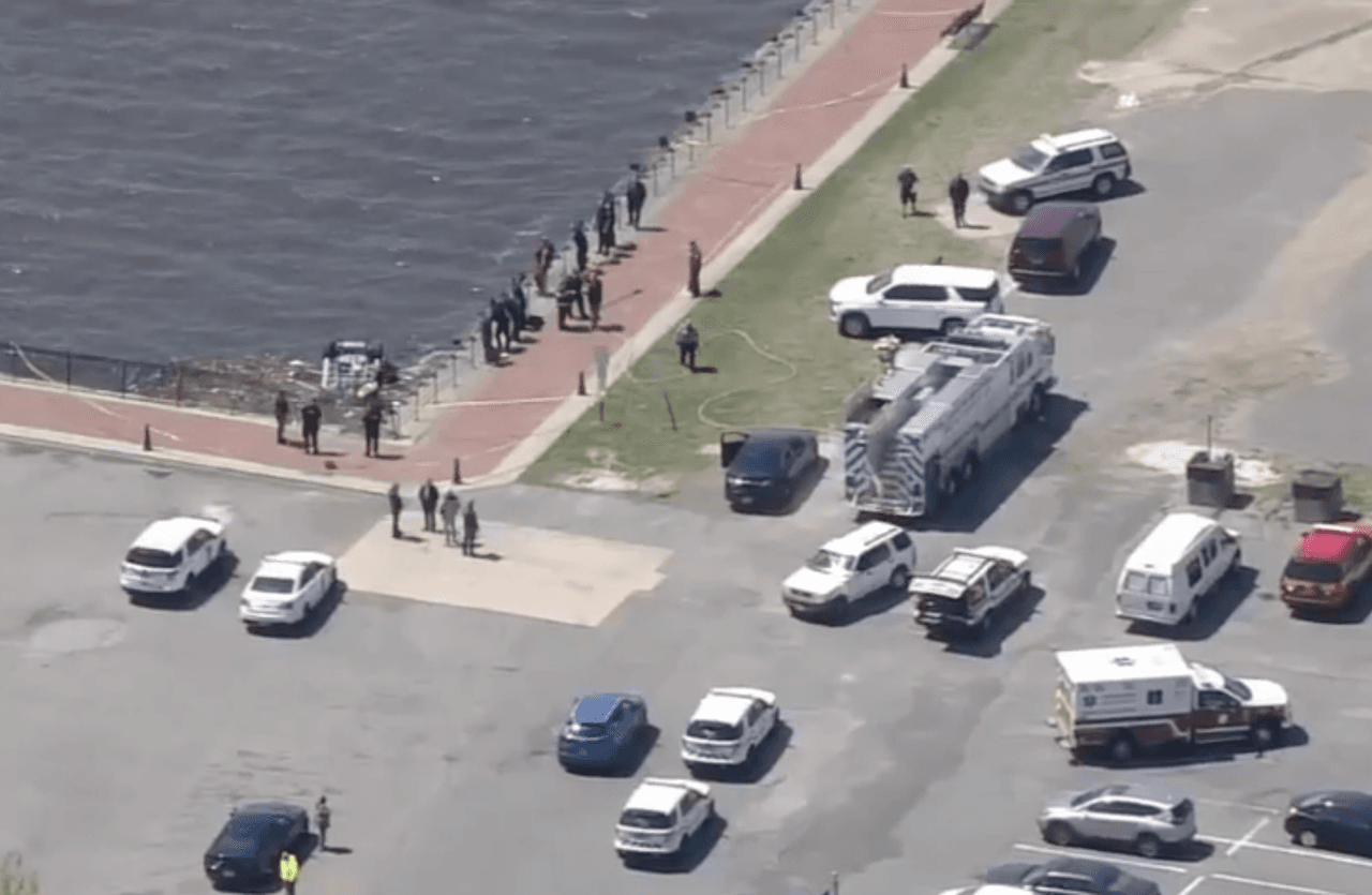 Las autoridades dicen que el automóvil salió de Freedom Pier, un lugar de pesca en la ciudad de Gloucester, y se hundió en el río poco después de la 1 p.m.