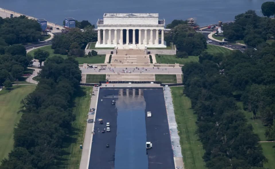 Trump señaló que las obras para pintar el fondo del estanque de un tono más intenso al que llama “azul bandera estadounidense”, se completaron el miércoles