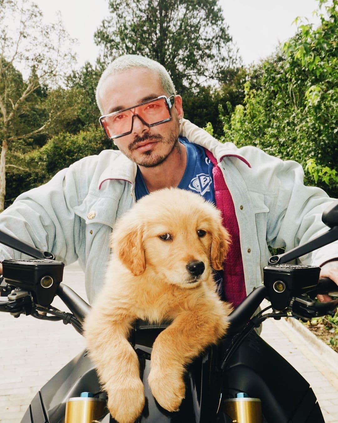 Para esta foto, el reggaetonero
<b>J Balvin</b> prefirió posar junto a su lindo cachorro a bordo de una moto deportiva. Y es que el colombiano además de amar a los perros, también es fanático de la
<b>Ducati Panigale V4</b>. ¡Excelente combinación!
<br>
<br>
<b>Relacionado:</b>
<a href="https://www.univision.com/carros/asi-le-pone-j-balvin-picardia-a-su-garaje-de-carros-video"><u>Así le pone J Balvin picardía a su garaje de carros</u></a>
<br>